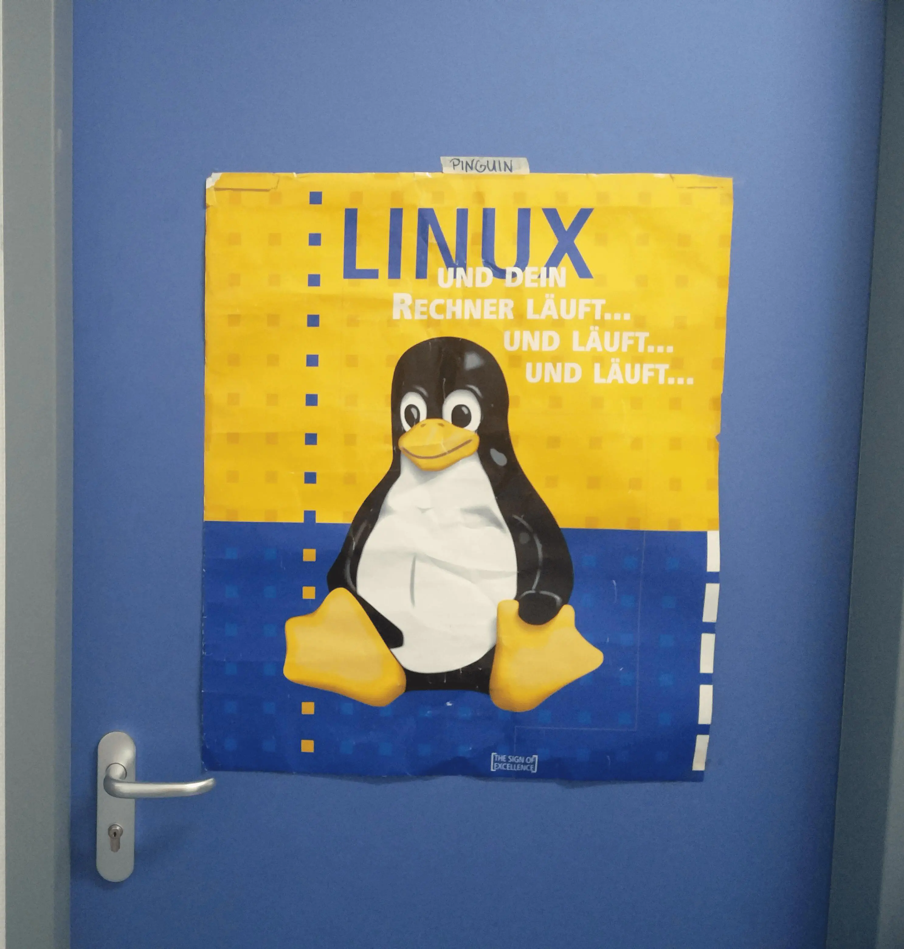 Bild vom Serverraum mit einem Linux Poster
